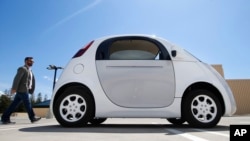Mobil prototipe Google yang baru dalam demonstrasi di kampus Google di Mountain View, California (13/5). (AP/Tony Avelar) 