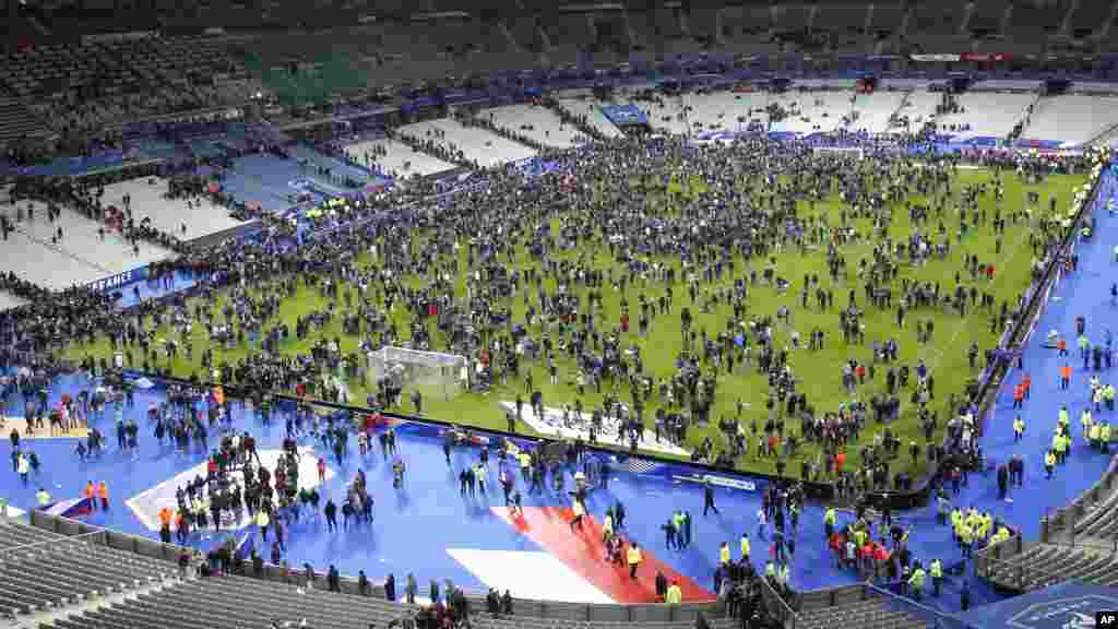 Après que trois explosions ont retenti aux abords du Stade de France vendredi 13 novembre 2015, les spectateurs ont envahi le terrain en attendant d&#39;être évacués en toute sécurité. &nbsp;