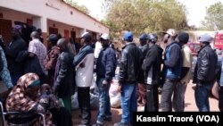 Au moins 146 migrants maliens rapatriés de la Libye, sont installés dans le camp de Sokoniko, une caserne de la protection civile à Bamako avant de rejoindre leurs familles, 26 mars 2016. (VOA/Kassim Traoré)