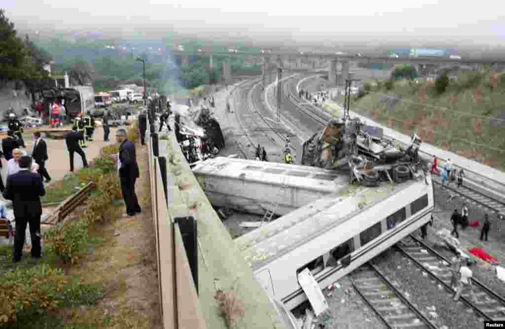 Los rescatistas trabajan entre los restos del tren de alta velocidad accidentado cerca de Santiago de Compostela, en España.