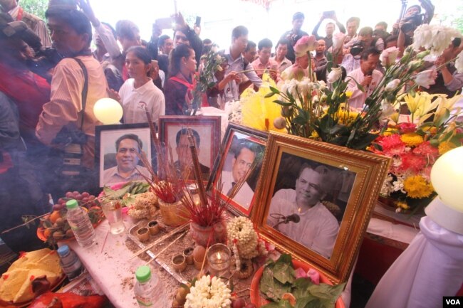 រូបឯកសារ៖ ប្រជាពលរដ្ឋកម្ពុជាមកពីបណ្តាខេត្ត និងរាជធានីភ្នំពេញមកចូលរួមពិធីបុណ្យសពរបស់លោក កែម ឡី ដែលត្រូវបានគេបាញ់សម្លាប់ក្នុងវត្តក្តីចាស់នៅជាយរាជធានីភ្នំពេញ កាលពីថ្ងៃច័ន្ទ ទី១១ ខែកក្កដា ឆ្នាំ២០១៦។ (VOA)