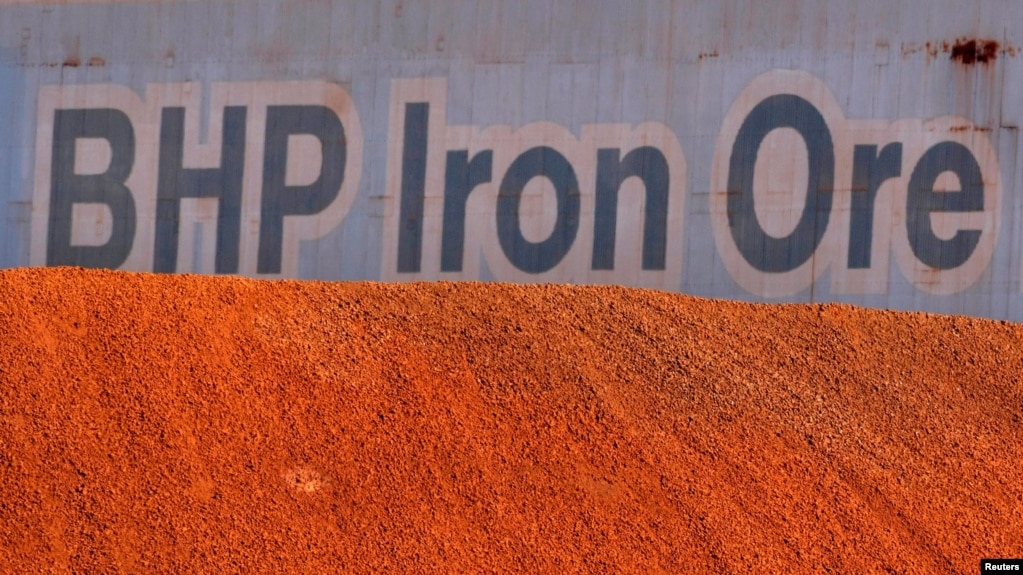 资料照：澳大利亚矿业公司必和必拓在澳黑德兰港的铁矿石装卸设施。(photo:VOA)