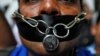 Un journaliste porte une chaîne et un cadenas autour de sa bouche lors d'une manifestation à Mumbai, en Inde, le 8 novembre 2016.