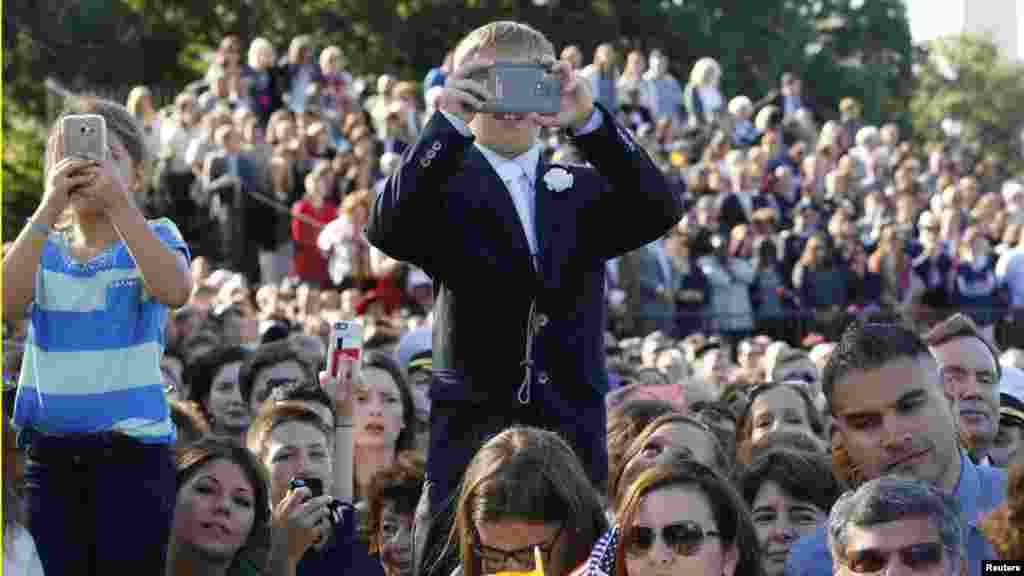 Des enfants prennent des photos lors de la visite du pape François à la Maison Blanche, Washington, 23 septembre 2015.