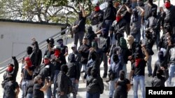 Los llamados "colectivos" de Venezuela, una fuerza paramilitar señalada de servir al presidente en disputa, Nicolás Maduro, para controlar a las fuerzas políticas que se le oponen.