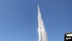 Dubai một thời phát triển tột bực nhưng nay kinh tế khó khăn nhiều dự án xây dựng bị đình hoãn hay hủy bỏ, các công nhân nhập cư đang bị trả về nước