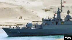Kapal perang angkatan laut Iran saat melewati Terusan Suez, Selasa pagi (22/2).