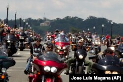 Para peserta rally sepeda motor Rolling Thunder melewati Jembatan Arlington Memorial dalam parade Rolling Thunder tahunan, menjelang peringatan hari Oahlawan (Memorial Day), Minggu, 27 Mei 2018, di Washington. (Foto AP / Jose Luis Magana)