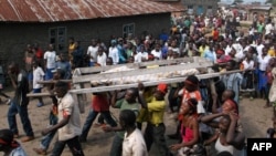 Le corps d’une victime d’attaque des rebelles islamistes présumés des forces démocratiques alliées (ADF), est porté sur une civière près de Beni, le 16 avril 2015.