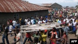 Le corps d’une victime des rebelles des Forces démocratiques alliées (ADF), est porté sur une civière près de Beni, le 16 avril 2015.