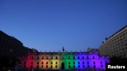 El palacio de gobierno de Chile se ilumina con los colores de la bandera LGBT después de que el Senado aprobó un proyecto de ley sobre el matrimonio entre personas del mismo sexo en Santiago, Chile, el 7 de diciembre de 2021.