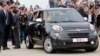 USA : la Fiat 500 du pape François vendue aux enchères à Philadelphie