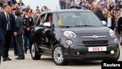 Le pape François à bord d'une Fiat 500 lors de sa visite à Washington, 22 septembre 2015. 