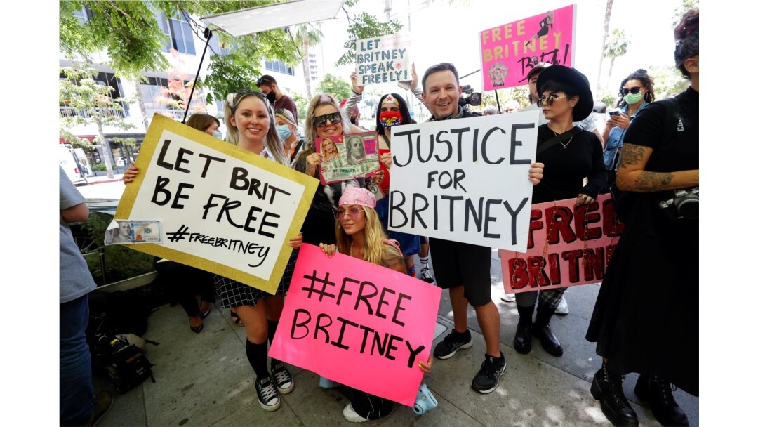 Orang-orang memprotes untuk mendukung bintang pop Britney Spears pada hari sidang kasus perwalian di Gedung Pengadilan Stanley Mosk di Los Angeles, California, AS, 23 Juni 2021. (Foto: REUTERS/Mario Anzuoni)