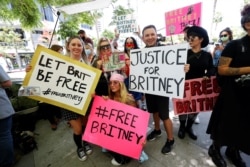 Orang-orang memprotes untuk mendukung bintang pop Britney Spears pada hari sidang kasus perwalian di Gedung Pengadilan Stanley Mosk di Los Angeles, California, AS, 23 Juni 2021. (Foto: REUTERS/Mario Anzuoni)