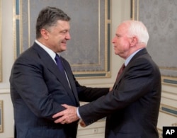 Петро Порошенко і Джон Маккейн у Києві