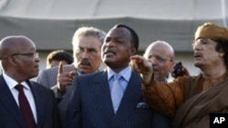 Libyan leader Moamer Kadhafi (R) speaks with presidents Jacob Zuma of South Africa (L) and Denis Sassou Nguesso of Congo outside a tent erected at his Bab al-Aziziya residence in Tripoli on April 10, 2011.