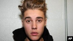Justin Bieber di kantor polisi Miami Beach tahun 2014 lalu. Saat itu, ia ditahan atas dakwaan menyupir di pengaruh alkohol dan obat-obatan.