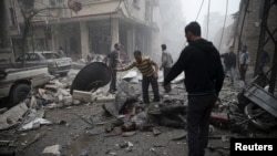 29일 시리아 도우마 지역에 정부군의 폭격이 있은 후 무너진 건물터에서 사람들이 시신을 찾고 있다.