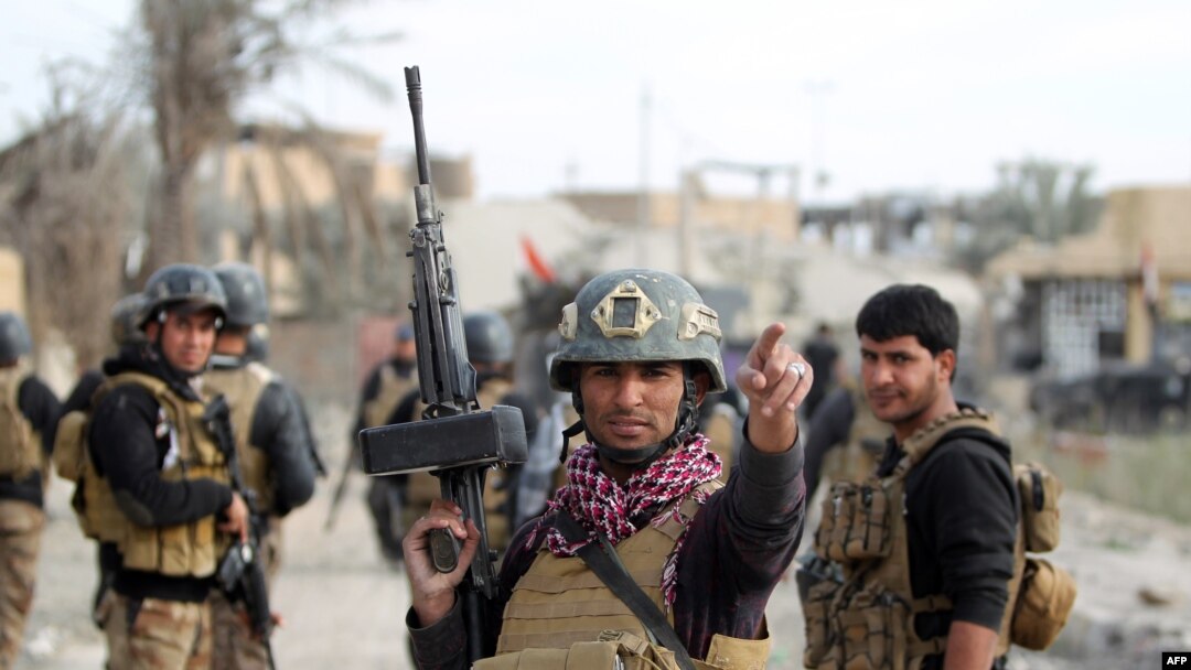 Anggota pasukan elit kontra terorisme Irak mengamankan daerah Hoz, Ramadi, setelah jihadis ISIS meninggalkan basis terakhir mereka di provinsi Anbar, 27 Desember 2015.