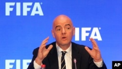 잔니 인판티노 FIFA 회장이 지난 9월 인도 콜카타에서 2018 러시아 월드컵과 관련해 기자회견을 하고 있다.