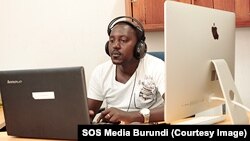 Eloge Kaneza travaille sur un son avant de le poster sur SoundCloud. SOS Media Burundi