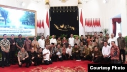 Presiden Jokowi berfoto bersama para Menteri dan pimpinan lembaga negara usai Sidang Kabinet Paripurna terakhir di Istana Kepresidenan, Jakarta, Kamis (3/10) (Courtesy: Setpres RI)