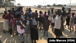 Famílias afectadas pela fome em Benguela à procura de comida na estrada, Angola