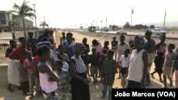 Famílias afectadas pela fome em Benguela à procura de comida na estrada, Angola