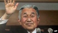 Nhật Hoàng Akihito vẫy tay chào đám đông từ bao lơn của Hoàng Cung ở Tokyo.