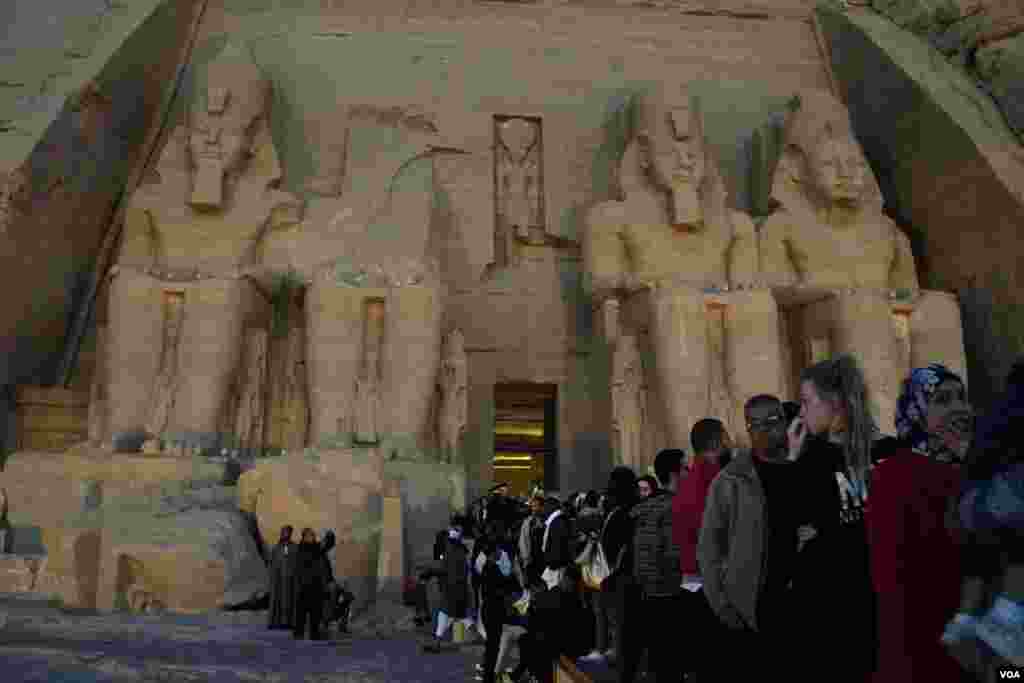 Para wisatawan di kuil Abu Simble yang berusia 3.000 tahun, di Aswan, selatan Mesir, 22 Februari 2018. (H. Elrasam/VOA)