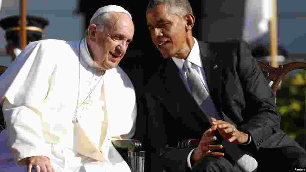 Le président américain Barack Obama parle à l&rsquo;oreille du pape François lors de la visite du souverain pontife à la Maison Blanche, Washington, 23 septembre 2015. ​