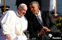 U.S. President Barack Obama (R) sits with Pope Francis during an arrival ceremony for the pope at the White House in Washington, Sept. 23, 2015.