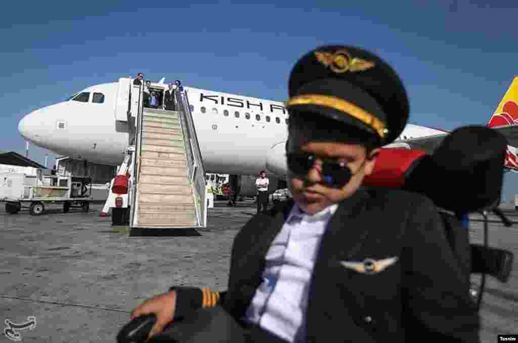 امیرحسین طاهری کودک هشت ساله که ناتوانی جسمی و حرکتی دارد، توسط هواپیمایی کیش توانست خلبانی را تجربه کند. عکس: حسین تهوری