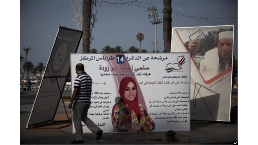 Poster-poster raksasa para calon anggota Majelis Nasional Libya terlihat berjajar di Lapangan Martyr di Tripoli, Libya (5/7). Pemilu Libya akan diselenggarakan Sabtu, 7 Juli 2012.