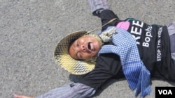 Yorm Bopha's mother lied down on the street on Wednesday morning March 27, 2013 to protest for the release of her jailed daughter.