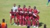 Les joueurs de Génération Foot du Sénégal avant leur match contre les Egyptiennes de Misr Makasa au stade Léopold Sédar Senghor, à Dakar, 10 février 2018. (VOA/Amedine Sy)