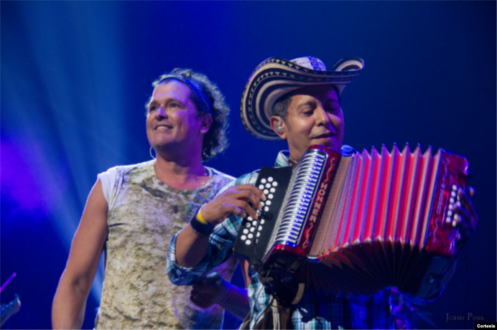 Acompañado de su tradicional acordeón el cantante Carlos Vives comparte con su público el folclor colombiano durante su presentación en Orlando. . [Foto: Cortesía Sony Music].Colombian singer, Carlos Vives in concert in Orlando 2013