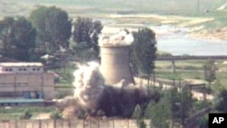 Arhivski snimak uništenja rashladnog tornja u glavnom nuklearnom kompleksu Severne Koreje Jongbjon iz juna 2008. 