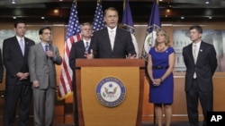 ປະທານສະພາຕໍ່າສະຫະລັດ ທ່ານ John Boehner (ກາງ) ທີ່ກອງປະຊຸມຖະແຫຼງຂ່າວ ກ່ຽວກັບເລື່ອງໜີ້ສິນ ຂອງສະຫະລັດ ຢູ່ຕຶກຫໍລັດຖະສະພາ (19 ກໍລະກົດ 2011)