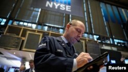 Traders work on the floor at the New York Stock Exchange (NYSE) in New York City, Nov. 19, 2018. 