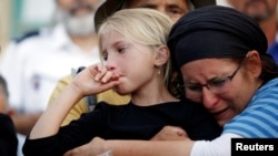 Keluarga dan teman berduka pada pemakaman remaja Israel, Hallel Yaffa Ariel, 13 tahun remaja putri Israel yang tewas ditikam remaja Palestina. Hebron, Tepi Barat (Foto: REUTERS/Ronen Zvulun)