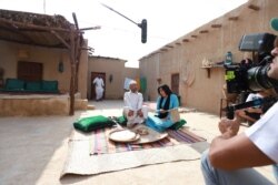 Aktor Oman, Fakria Khamis (kanan) dan aktor Kuwait, Mohammed Jaber (kiri) terlihat di lokasi syuting saat syuting serial bahasa Arab Ramadhan MBC "Umm Haroun" di Dubai, Uni Emirat Arab, 13 Desember 2019. (Foto: Al Fahad Establishment for Art Production &