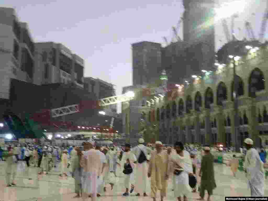 یہ واقعہ حرم شریف کے باہر، ’مقام ابراہیم‘ کی پشت پر لگائی گئی کرین کے گرنےکے نتیجے میں پیش آیا