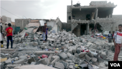 Months after an airstrike on a neighborhood populated by black Yemenis, or "Muhamasheen," more than a hundred buildings still remain in rubble and survivors continue to search for any valuables, Sana'a, Yemen, Oct. 9, 2015. (Almigdad Mojalli/VOA)