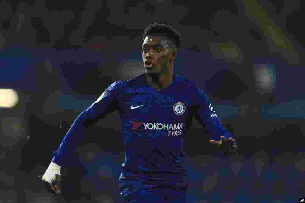 Callum Hudson-Odoi akinira Chelsea ni we mukinyi wa mbere wo mu mahiganwa ya&nbsp; Premier League yanduye Corona mu kwezi kwa gatatu.