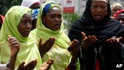 Muslim women pray at a meeting calling on the government to rescue the kidnapped girls of the government secondary school in Chibok, in Abuja, Nigeria, May 27, 2014. 