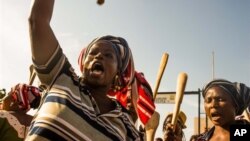 Des manifestantes brandissent des spatules dans Ouagadougou, 27 octobre 2014