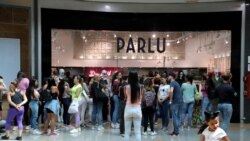 Varias personas llegaron a los centros comerciales de Caracas, que realizaron un viernes negro.