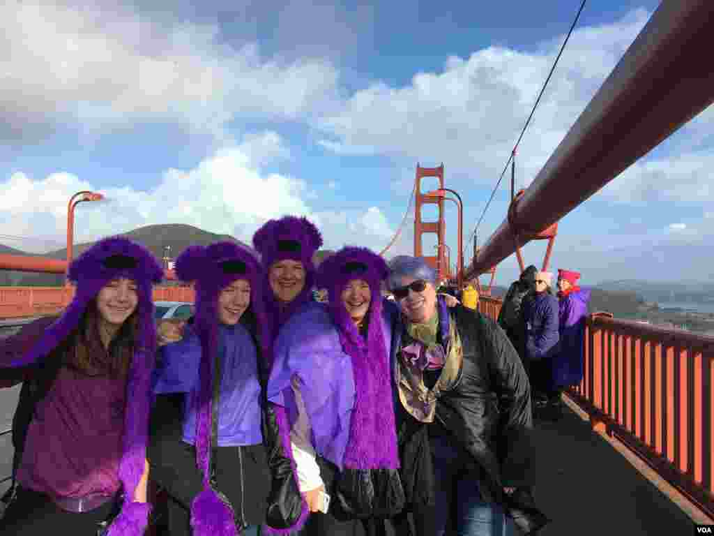 People gather on the Golden Gate Bridge in San Francisco, California to protest during the inauguration of Donald Trump, Jan. 20, 2016. (M. Quinn/VOA)